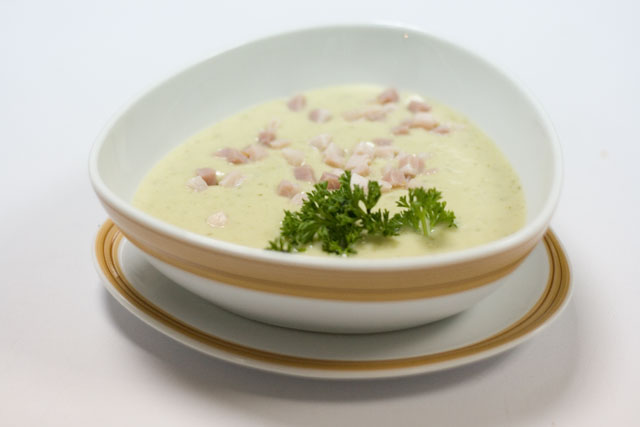 Нежный кабачковый суп с сыром и курицей Нежный кабачковый суп с сыром и курицей